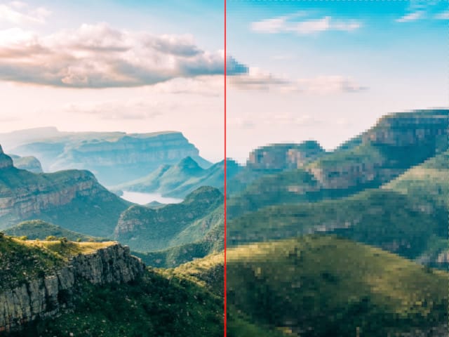 Imagem dividida mostrando uma paisagem de montanhas, separada por uma linha vermelha vertical. O lado esquerdo exibe a vista em alta resolução, com detalhes nítidos das montanhas e céu com nuvens, enquanto o lado direito apresenta a mesma cena em baixa resolução, com pixelização visível e detalhes desfocados.