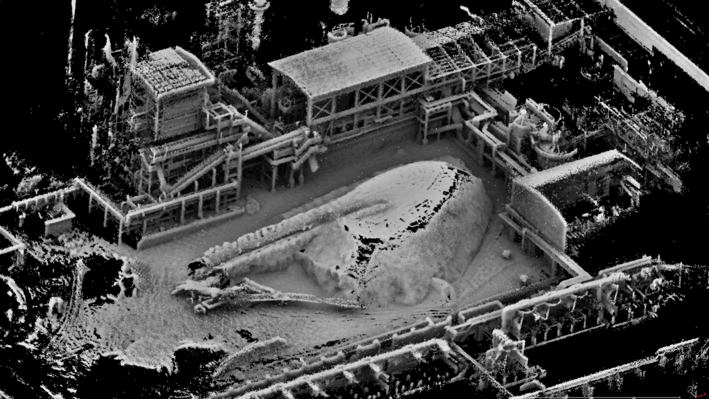 Uma visualização de nuvem de pontos 3D monocromática e de alta densidade de uma complexa planta de processamento industrial, vista de uma perspectiva aérea oblíqua contra um fundo preto. volumetria, quebra de estoque, stockout, stockpile volumetrics