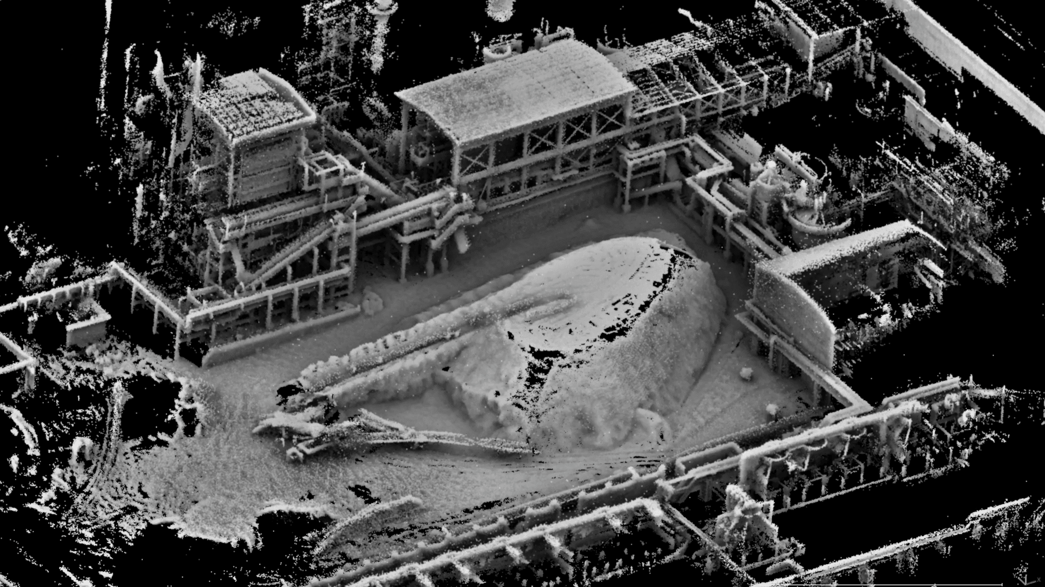 Uma visualização de nuvem de pontos 3D monocromática e de alta densidade de uma complexa planta de processamento industrial, vista de uma perspectiva aérea oblíqua contra um fundo preto. volumetria, quebra de estoque, stockout, stockpile volumetrics